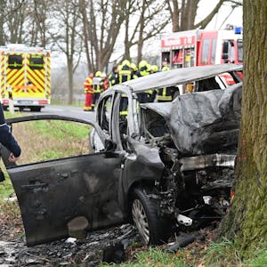 Bei dem Unfall ist ein Pkw gegen einen Baum geprallt und hat Feuer gefangen. Der Fahrer ist vor Ort verstorben.