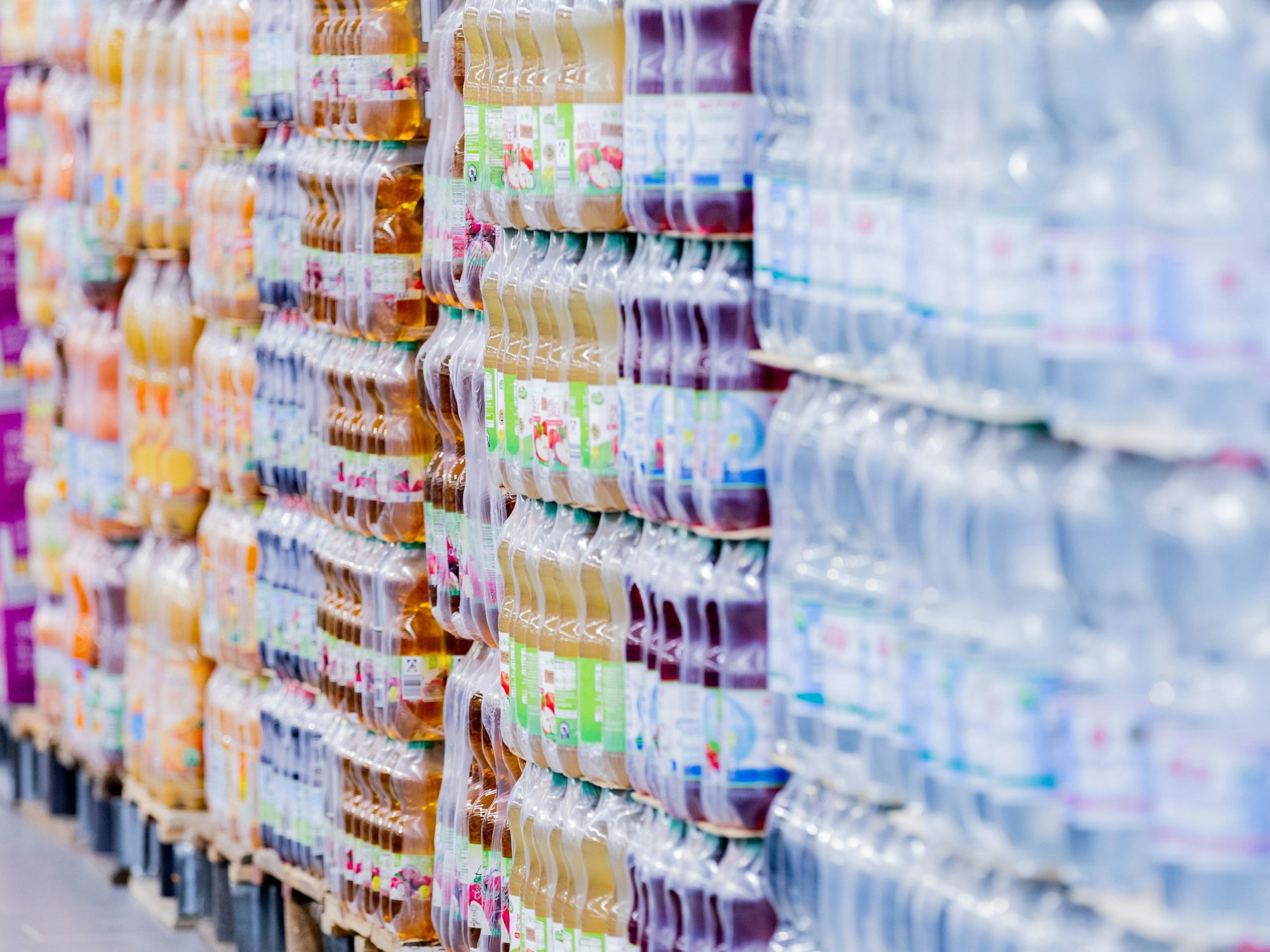 Einweg-Plastikflaschen stehen in einem Supermarkt auf Paletten. Die Supermärkte und Discounter inDeutschland bieten nach Ansicht der Deutschen Umwelthilfe weiterhin zu wenig Waren unverpackt oder in Mehrwegverpackungen an.