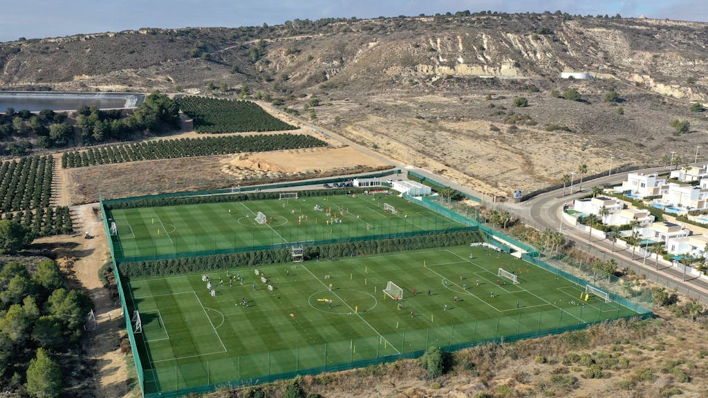 Zwei Fußballplätze im spanischen Algorfa.
