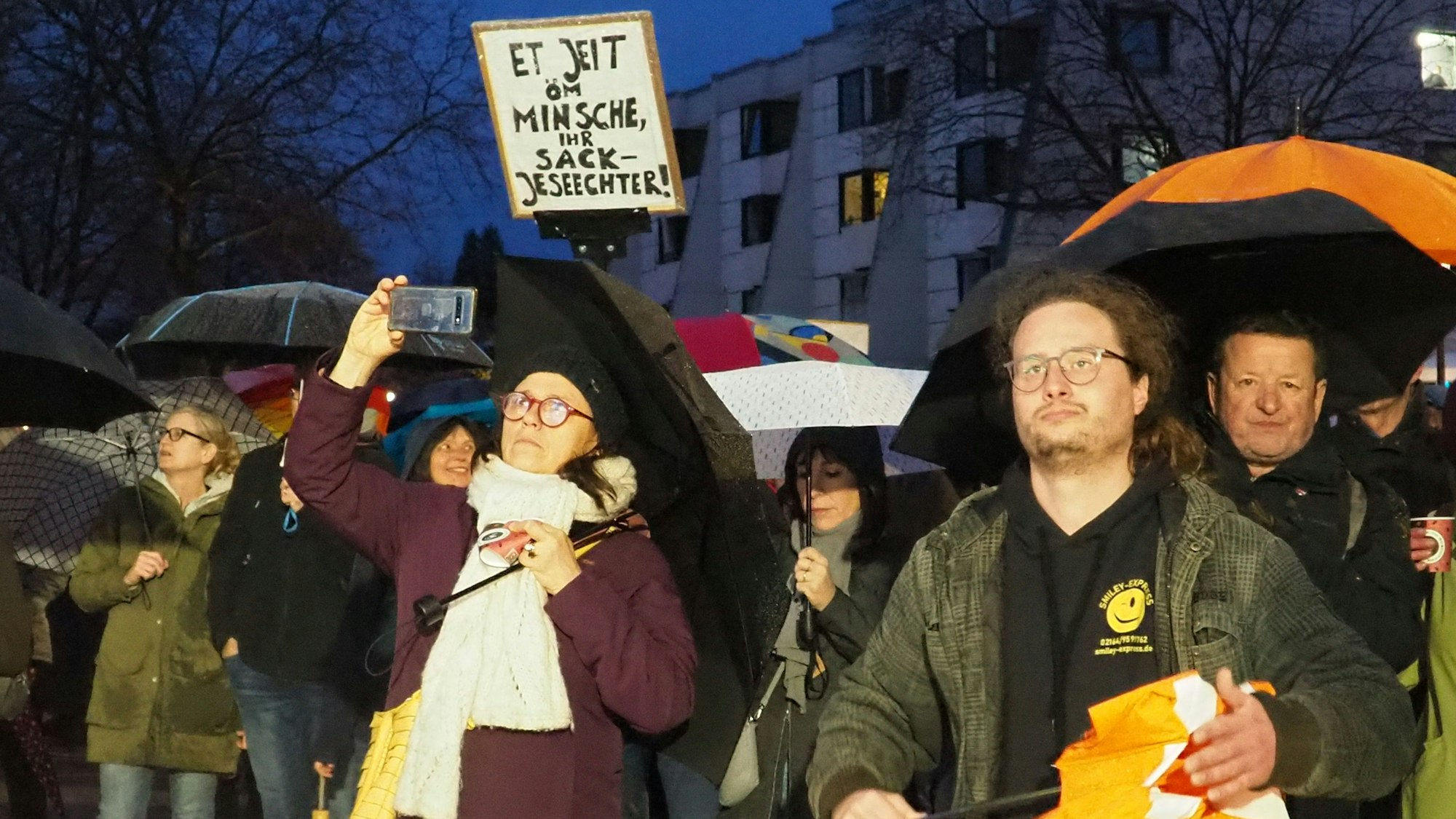 Im Regen harrten Hunderte Bürgerinnen und Bürger aus, um für die Demokratie zu demonstrieren.