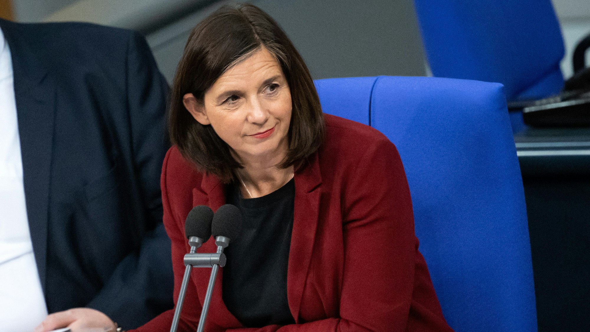Katrin Göring-Eckardt (Bündnis 90/Die Grünen) ist stellvertretende Bundestagspräsidentin. Sie sitzt in einem blauen Sessel im Bundestag hinter einem Mikrofon.
