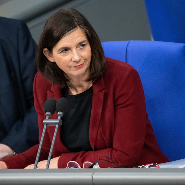 Katrin Göring-Eckardt (Bündnis 90/Die Grünen) ist stellvertretende Bundestagspräsidentin. Sie sitzt in einem blauen Sessel im Bundestag hinter einem Mikrofon.