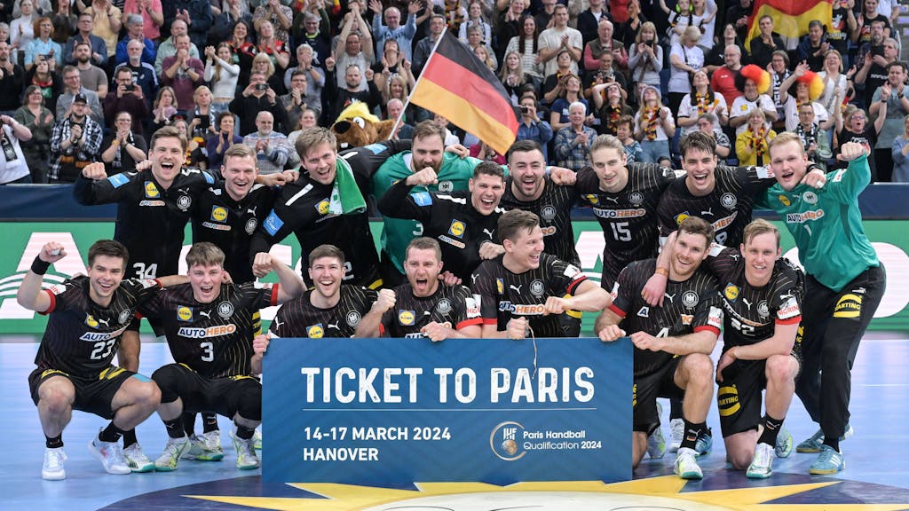 Die deutschen Handballer feiern die Olympia-Qualifikation.