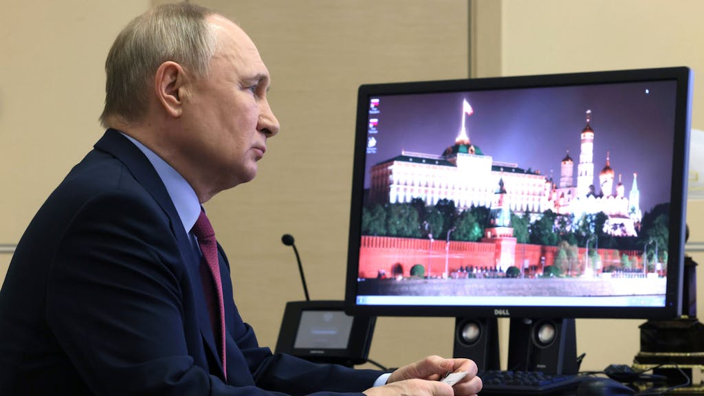 Das von der staatlichen russischen Nachrichtenagentur Sputnik via AP veröffentlichte Bild zeigt Wladimir Putin am 14. März im Kreml.