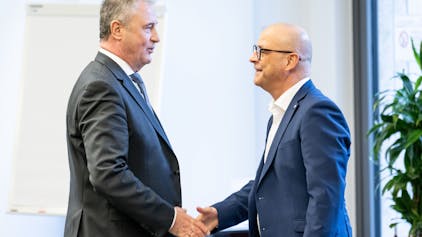 Harte Konkurrenten nun doch vor Einigung?: GDL-Chef Claus Weselsky (l.) und Martin Seiler, Personalvorstand der Deutschen Bahn. (Archivbild)