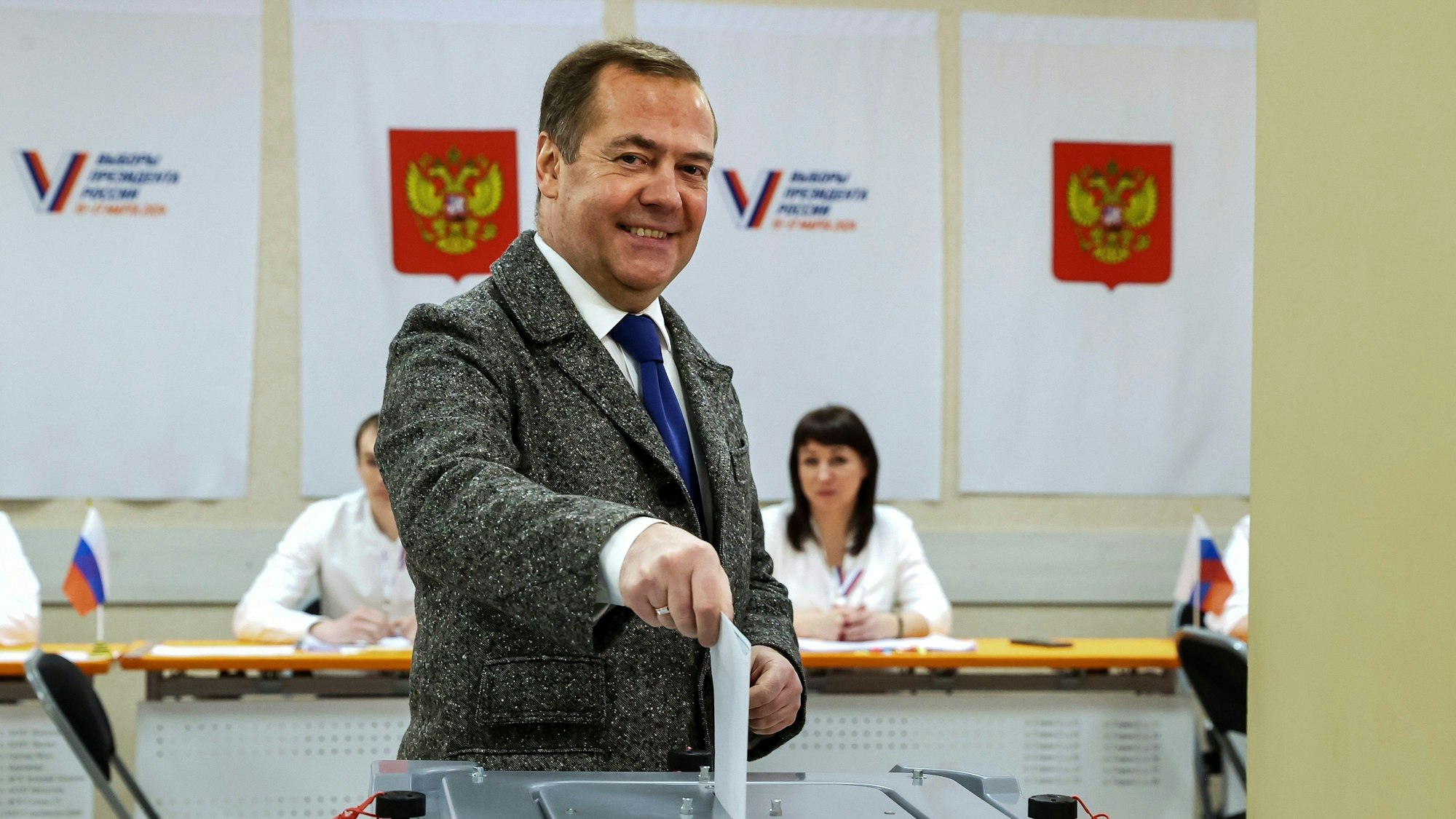 Dmitri Medwedew, stellvertretender Vorsitzender des russischen Sicherheitsrates und Chef der Partei ‚Einiges Russland‘, bei seiner Stimmzettelabgabe während der Präsidentschaftswahlen.
