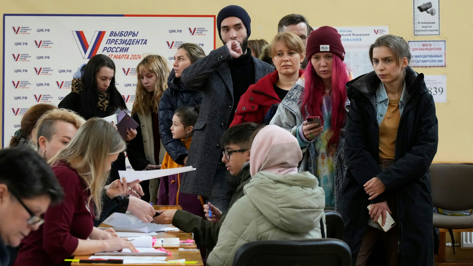 Wähler stehen in einem Wahllokal Schlange. Die Wähler in Russland gehen am letzten Tag der Präsidentschaftswahlen an die Urnen. Es ist so gut wie sicher, dass die Herrschaft von Präsident Wladimir Putin verlängert wird, nachdem er gegen Andersdenkende vorgegangen ist.