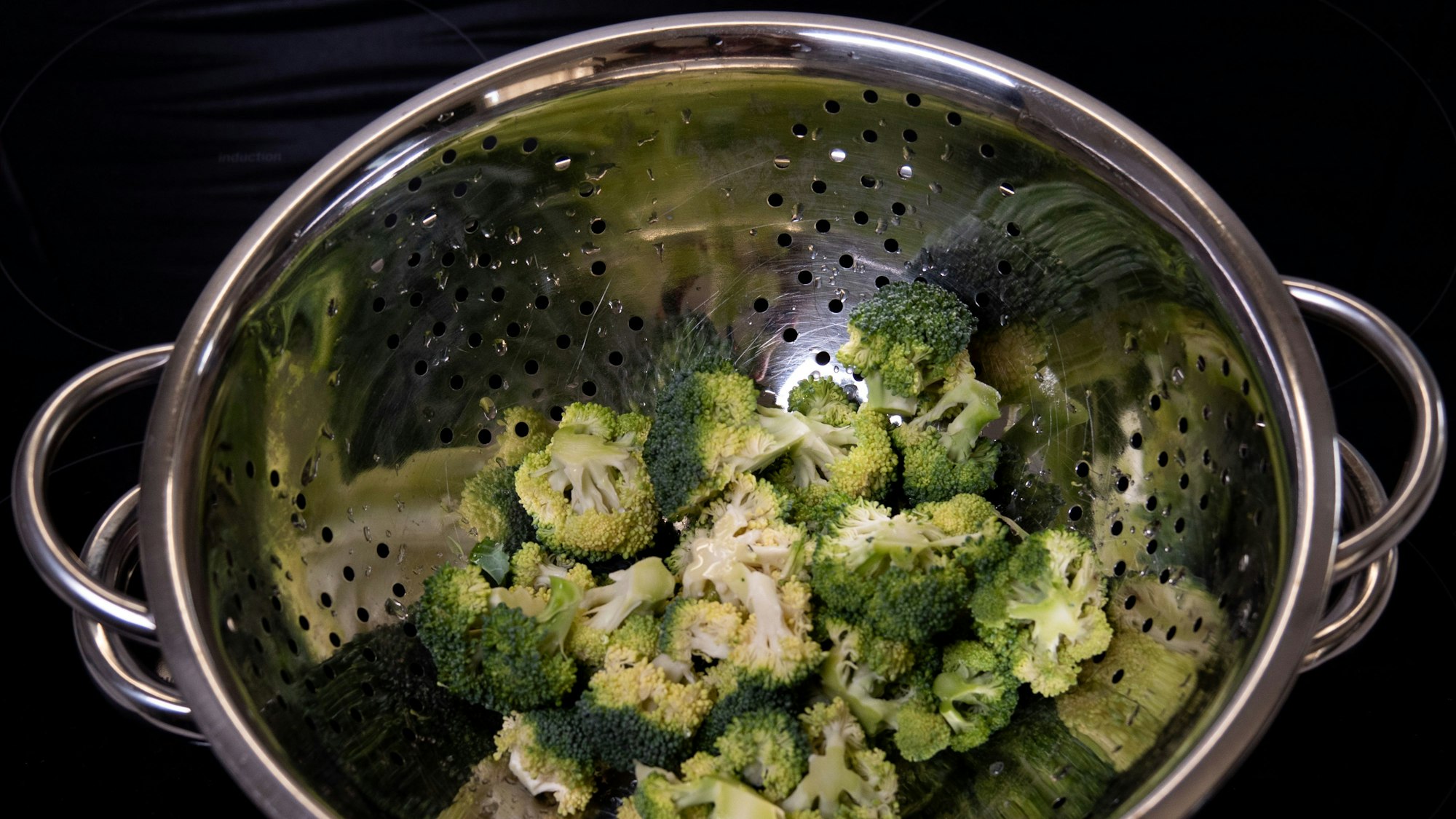 Broccoli liegt in einem Kochtopf.