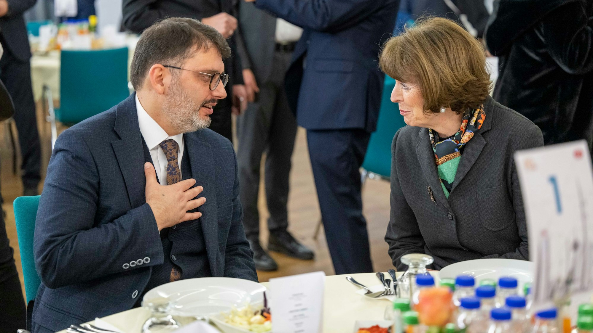 Der Ditib-Bundesvorsitzende Murharrem Kuzey und die Kölner Oberbürgermeisterin Henriette Reker beim Gespräch in der Zentralmoschee in Ehrenfeld