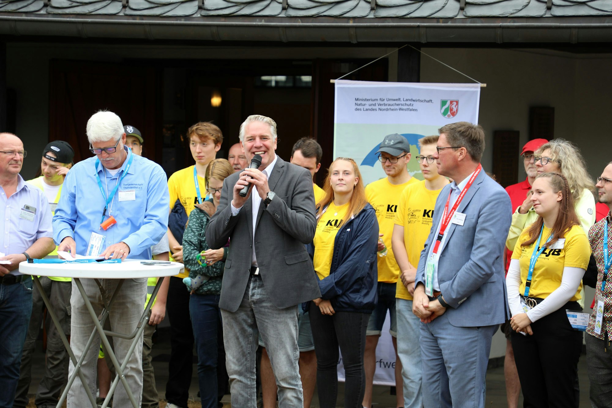 Odenthals Bürgermeister Robert Lennerts bei der Begrüßung der Komission des Wettbewerbs „Unser Dorf hat Zukunft“.