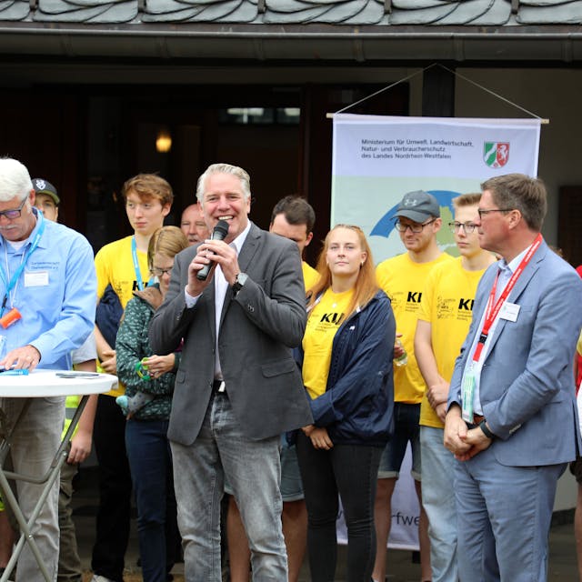 Odenthals Bürgermeister Robert Lennerts bei der Begrüßung der Komission des Wettbewerbs „Unser Dorf hat Zukunft“.