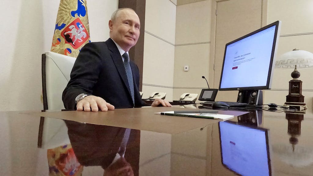 Russlands Präsident Wladimir Putin am 15. März im Kreml: Dass er als Sieger hervorgeht, gilt als Formsache. Allerdings zeichnet sich im Ausland ein anderes Bild.