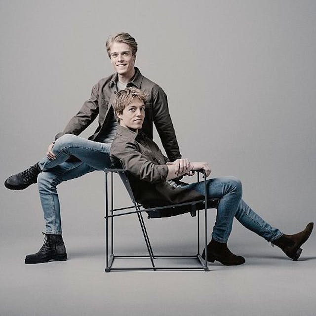 Lucas und Arthur Jussen sitzen auf Stühlen.