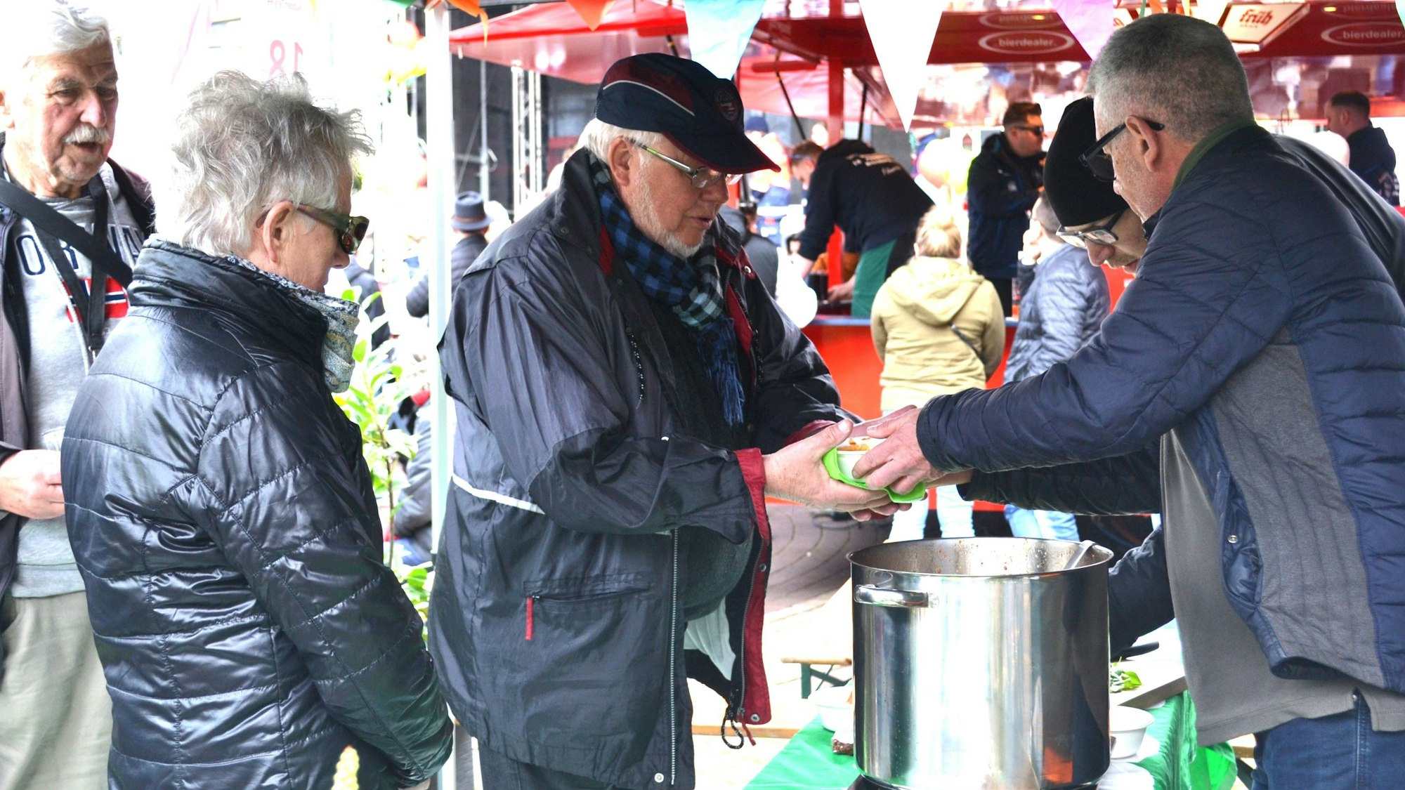 Bei der Siegburger Suppensause wird leckere Suppe an einem Zelt an die Besucher ausgegeben.