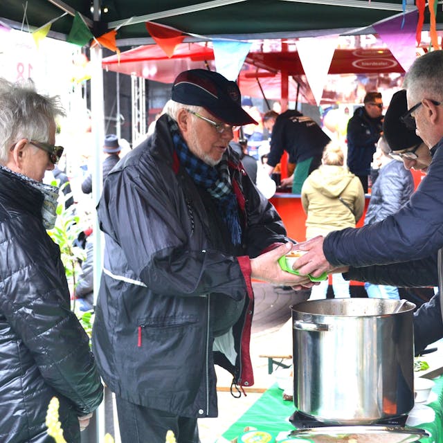 Bei der Siegburger Suppensause wird leckere Suppe an einem Zelt an die Besucher ausgegeben.