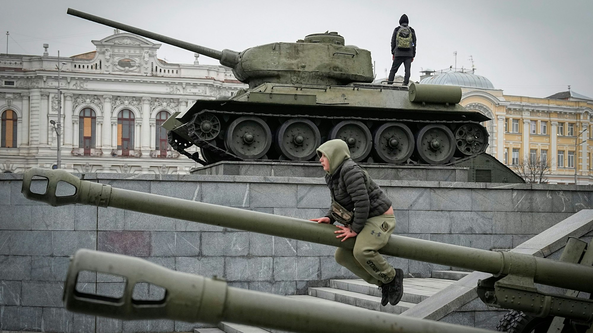 Jugendliche in Charkiw klettern auf Militärmonumenten aus der Sowjetzeit herum.
