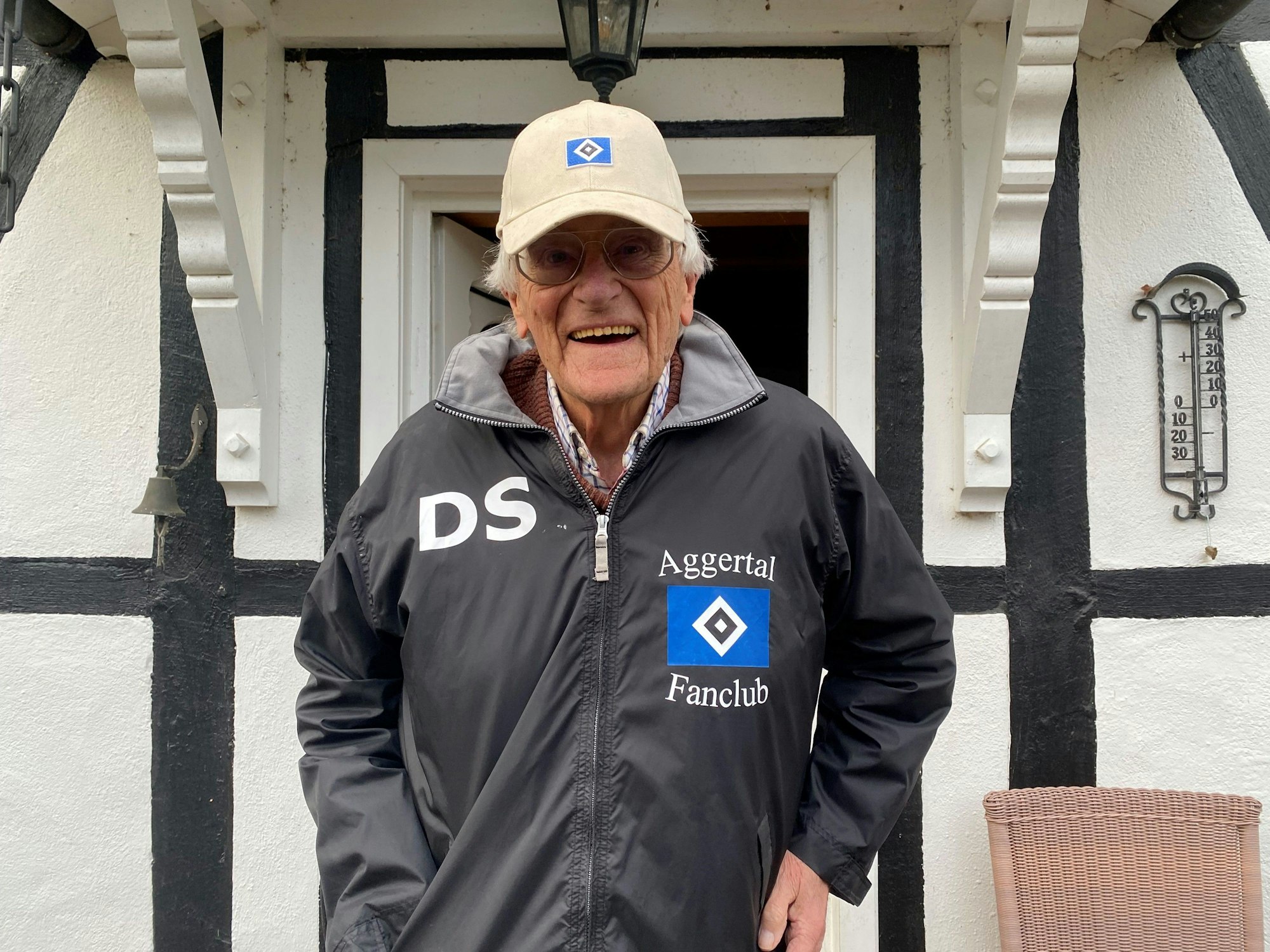 Dietmar Schott hängt seit 70 Jahren als Mitglied des Hamburger Sportvereins offiziell an der Raute – wie auch das Käppi und die Fanjacke unterstreichen.