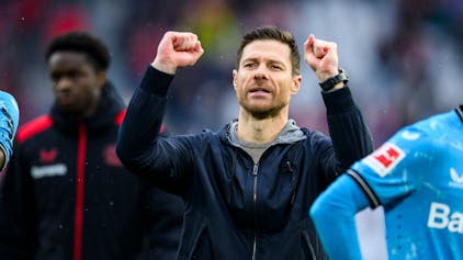Leverkusens Trainer Xabi Alonso jubelt nach dem Spiel und bedankt sich bei den Fans für die Unterstützung.