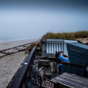Zwei Besucher sitzen&nbsp; in einem Strandkorb am Strand von Rantum auf Sylt.