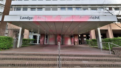 Der Eingangsbereich des Kölner Landgerichts wurde mit rosa Farbe beschmiert.




