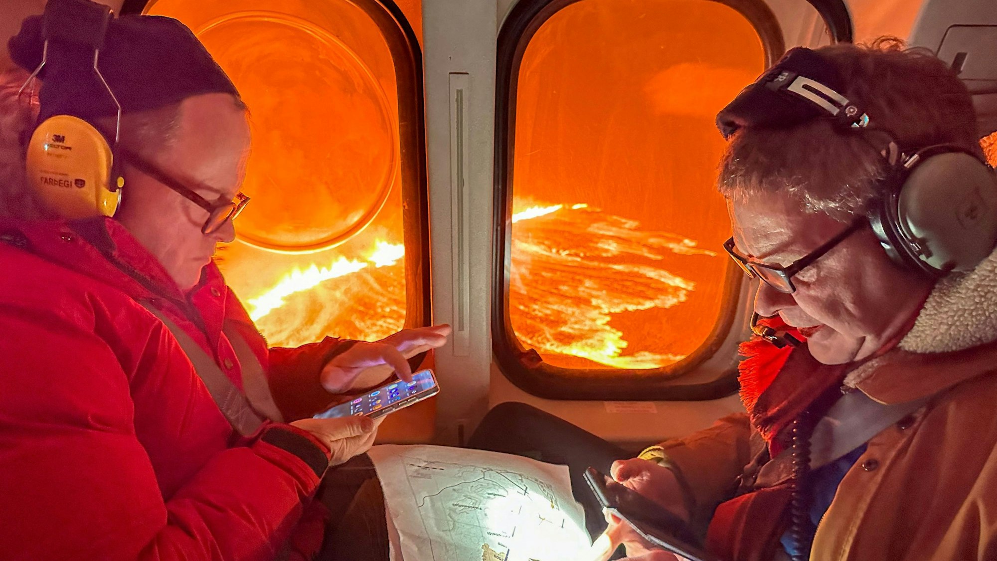 Wissenschaftler schätzen nach dem Vulkanausbruch in Island aus dem Helikopter die Lage ein.