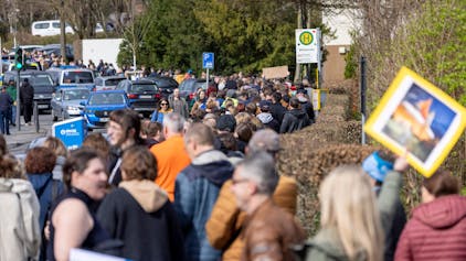 Russische Bürgerinnen und Bürger stehen vor dem russischen Generalkonsulat in einer langen Schlange an, um zu wählen.