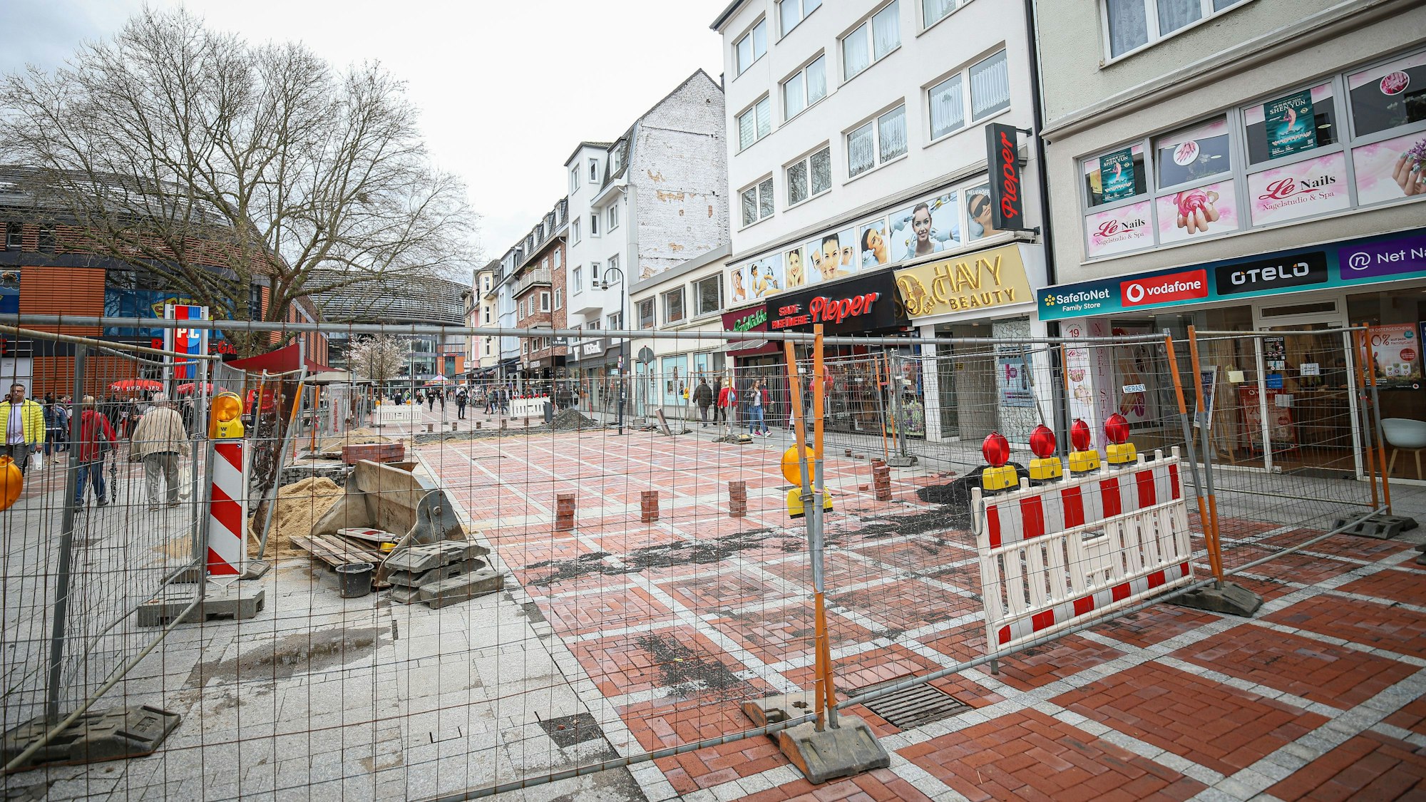 In der Fußgängerzone Wiesdorf wird neues Pflaster gelegt.