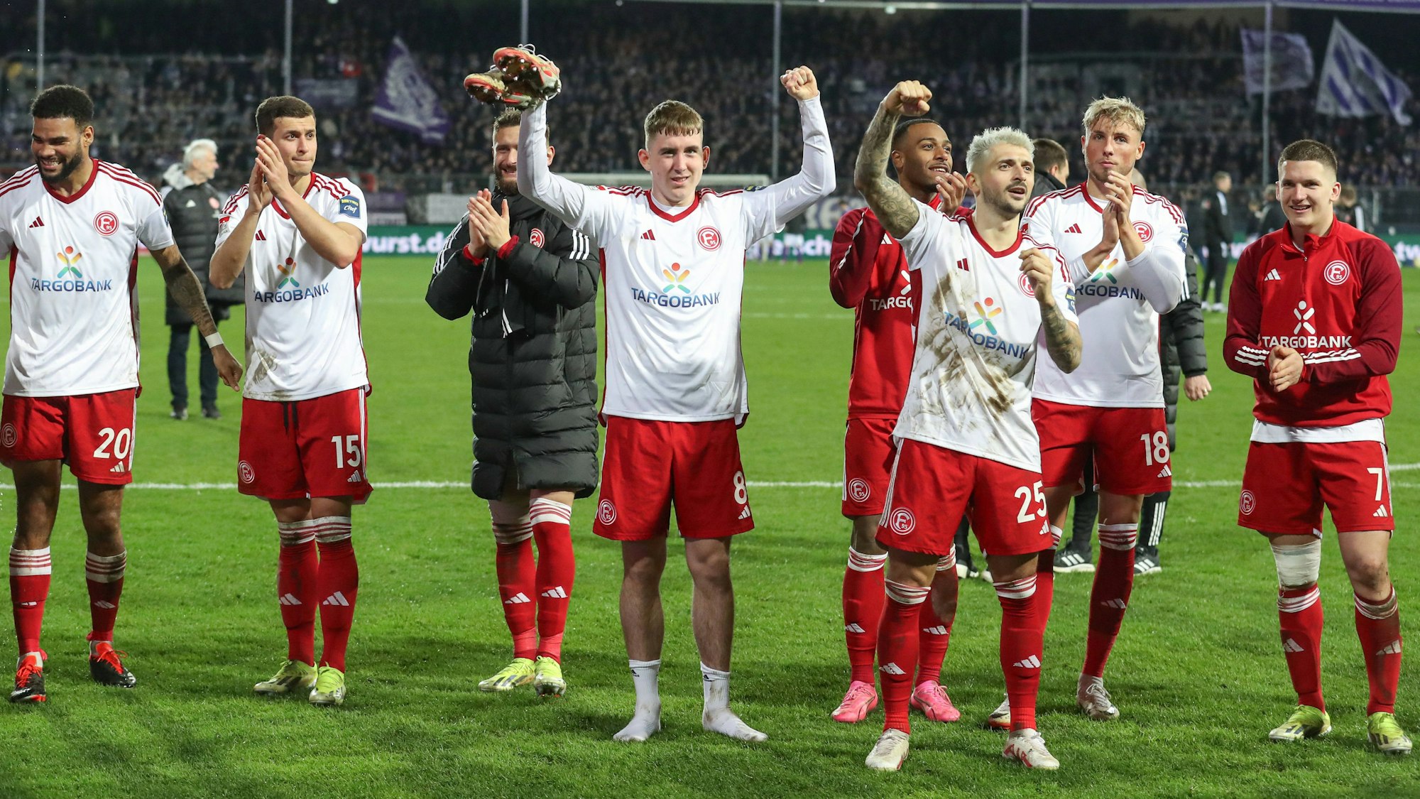 Fortuna Düsseldorf Spieler jubeln über Sieg in Osnabrück.