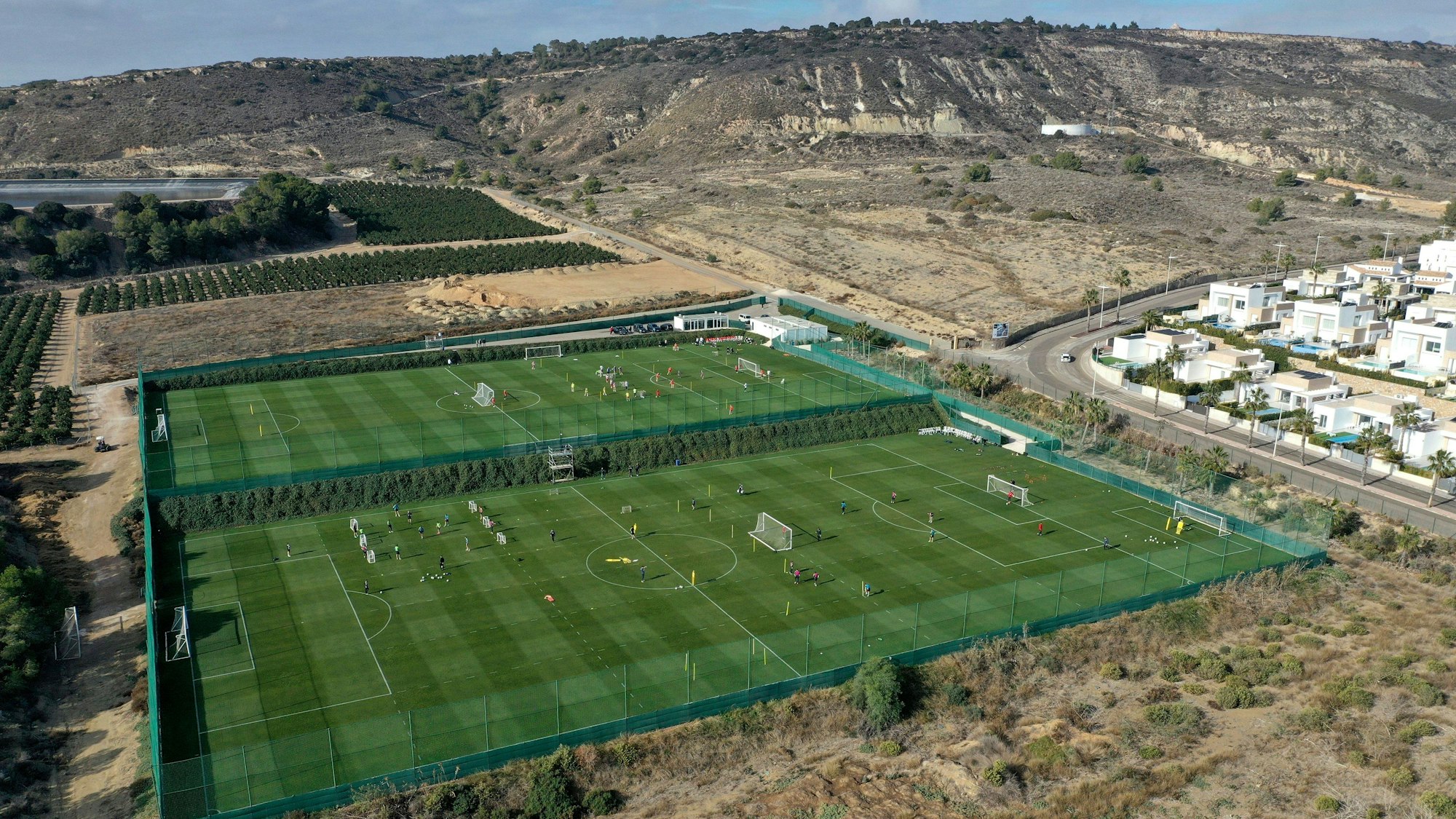 Eingebettet in Berge: Die Trainingsplätze des La Finca Resort in Algorfa, wo der FC bis Samstag sein Quartier aufschlägt.