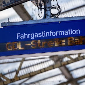 Eine Anzeigetafel für Fahrgastinformationen informiert über Auswirkungen des GDL-Streiks.