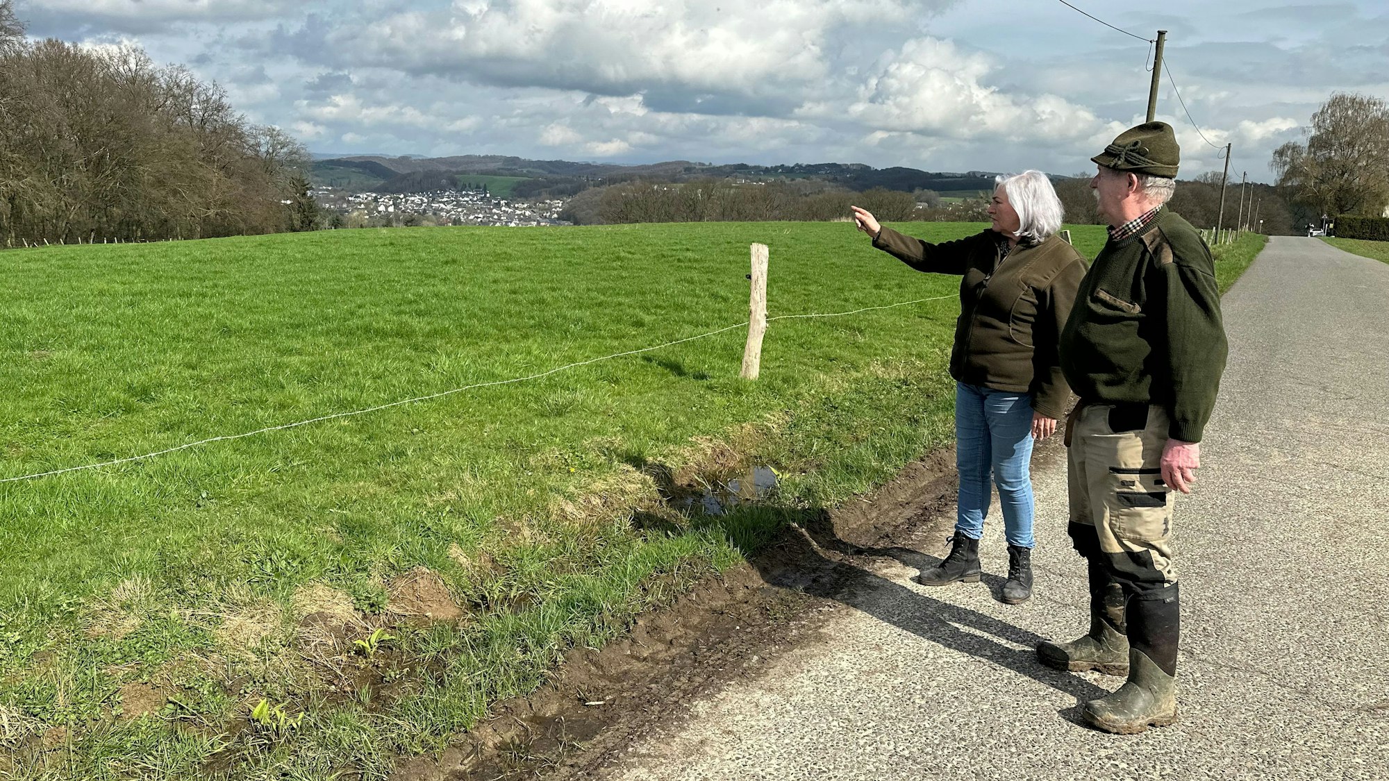 Die Jäger Elisabeth und Fritz Trimborn zeigen, wo am Sonntag, 17. März 2024, ein Wolf die Straße gekreuzt hat.