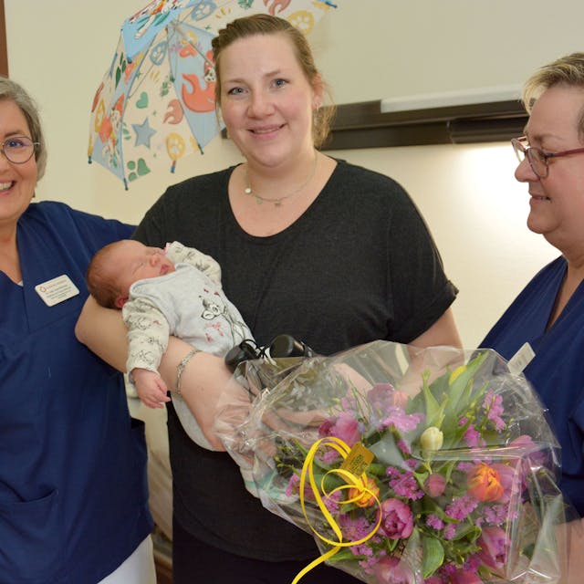 Alles ist gut gegangen, Baby Romy ist kerngesund: Chefärztin Anja Weishap (von links), Mutter Lisa Börsch und Stationsleiterin Evelyn Christian nach der plötzlichen Geburt am Samstag. Diese hält einen Strauß Blumen in der Hand und die Mutter ihr Baby auf dem Arm.