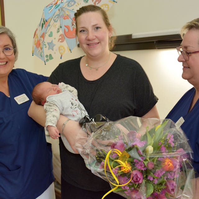 Alles ist gut gegangen, Baby Romy ist kerngesund: Chefärztin Anja Weishap (von links), Mutter Lisa Börsch und Stationsleiterin Evelyn Christian nach der plötzlichen Geburt am Samstag. Diese hält einen Strauß Blumen in der Hand und die Mutter ihr Baby auf dem Arm.