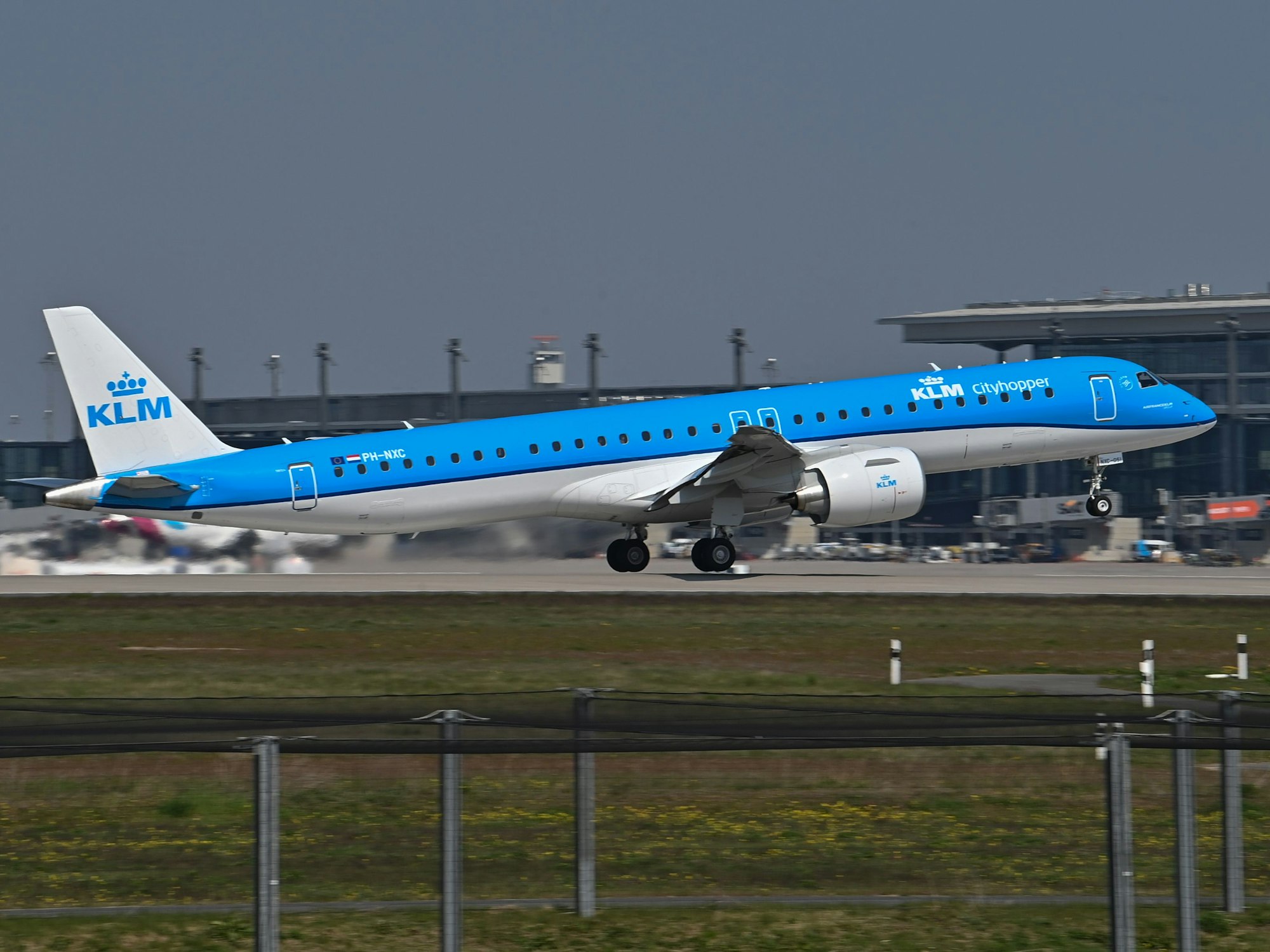 Ein Passagierflugzeug der niederländischen Fluggesellschaft KLM Royal Dutch Airlines ist im Abflug von der südlichen Start- und Landebahn des Hauptstadtflughafens Berlin-Brandenburg BER, hier im April 2021.