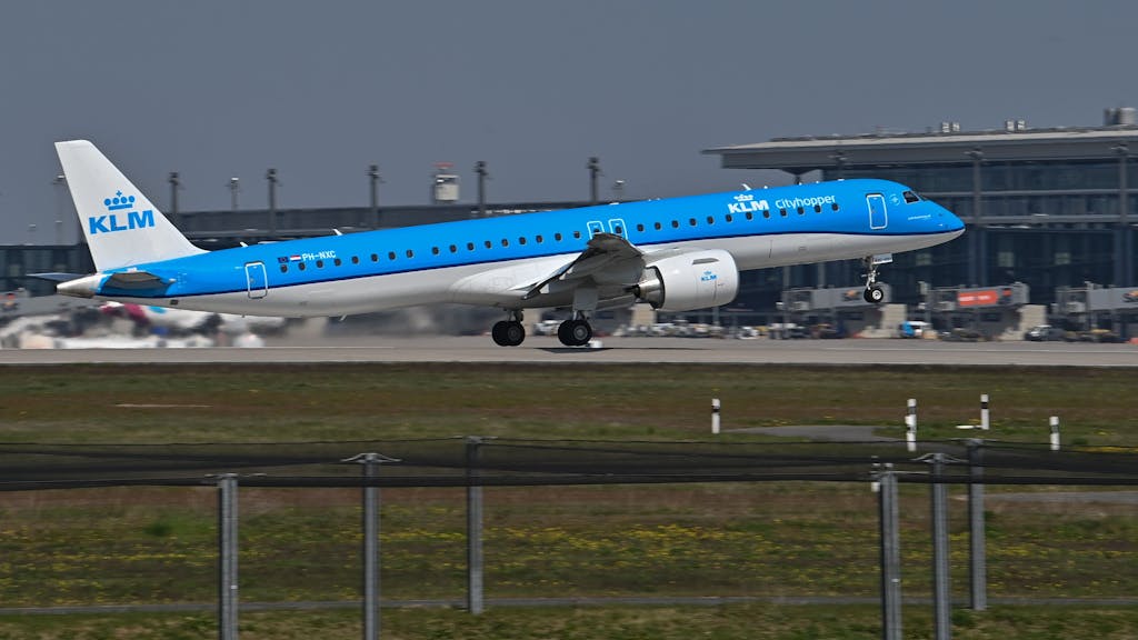 Ein Passagierflugzeug der niederländischen Fluggesellschaft KLM Royal Dutch Airlines ist im Abflug von der südlichen Start- und Landebahn des Hauptstadtflughafens Berlin-Brandenburg BER, hier im April 2021.
