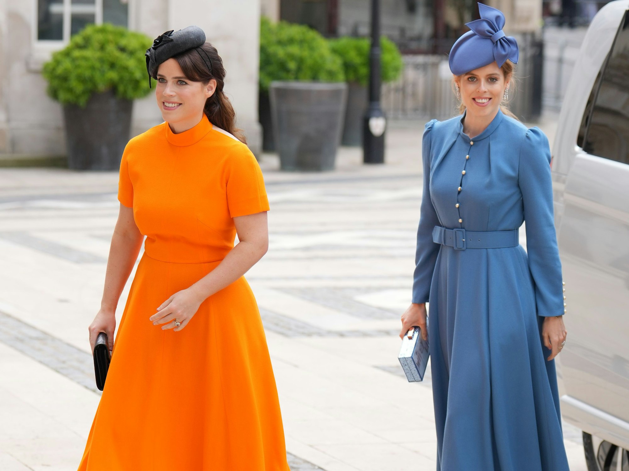 Mit ihrem Kleidungsstil ecken die Prinzessinnen immer wieder an. Hier treffen  Eugenie (l) und Beatrice nach der Dankes-Messe am 3. Juni 2022 zu einem Empfang in der Guildhall ein, am zweiten Tag der Feierlichkeiten zum Platinjubiläum der Queen.