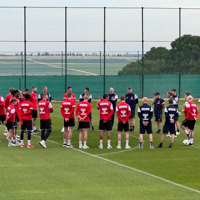 Die Kölner Mannschaft schwört sich auf die erste Trainingseinheit an der Costa Blanca ein.
