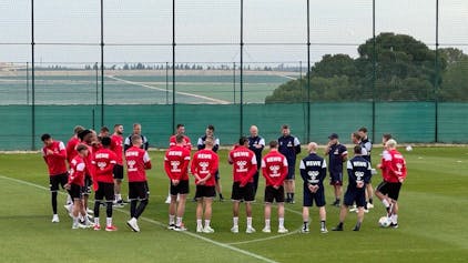 Die Kölner Mannschaft schwört sich auf die erste Trainingseinheit an der Costa Blanca ein.