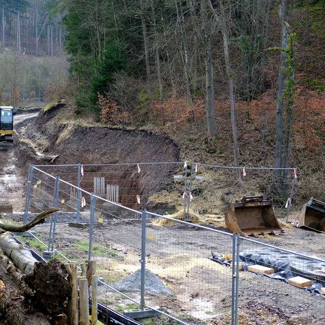 Baustelle einer neuen Bahnbrücke im Bereich „An der Spick“ zwischen Sötenich und Urft. Ein Bagger steht auf der Bahntrasse.