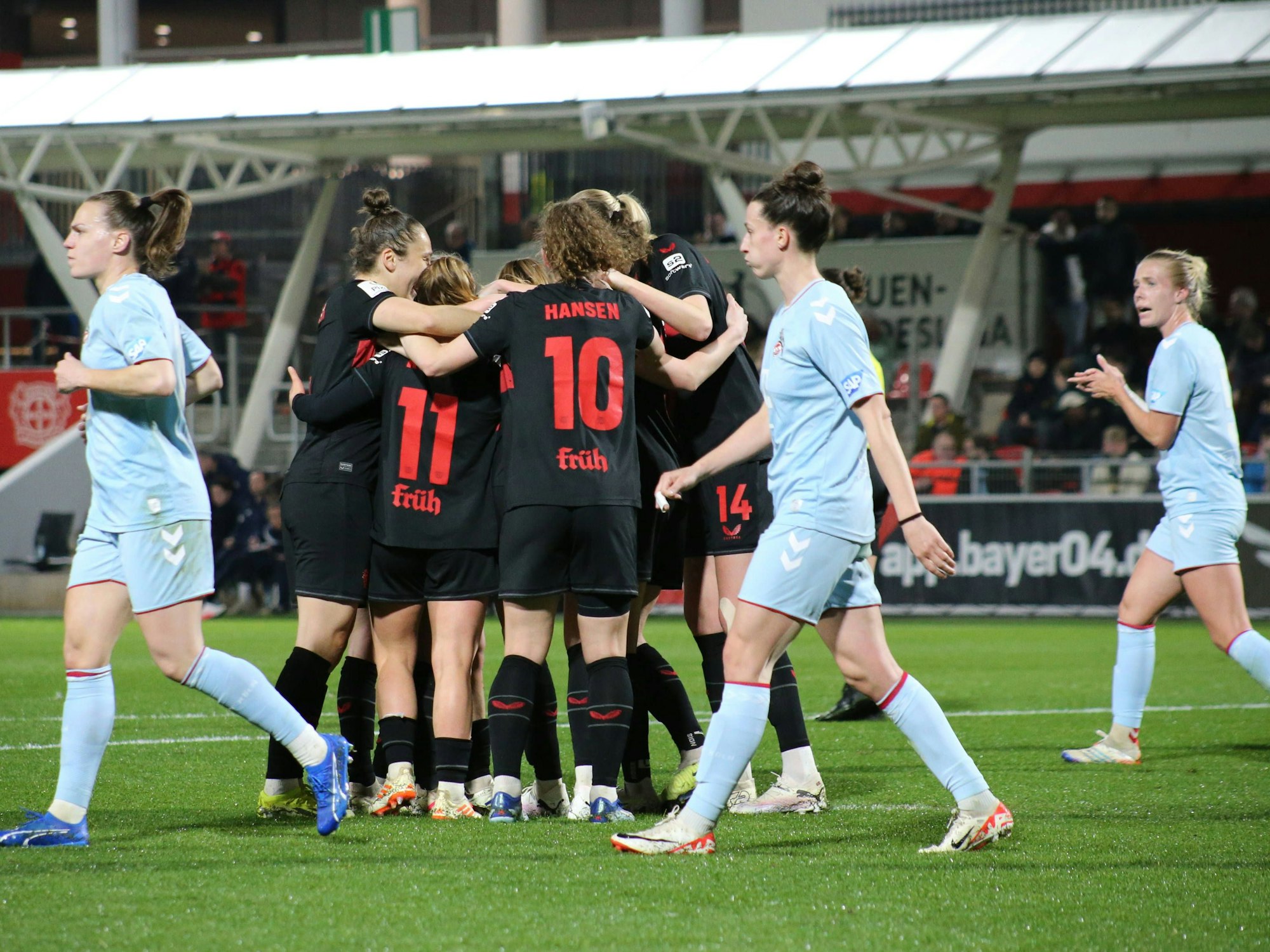 Die Mannschaft von Bayer Leverkusen bejubelt gemeinsam den Treffer zur 1:0-Führung gegen den 1. FC Köln am Montag (18. März 2023).