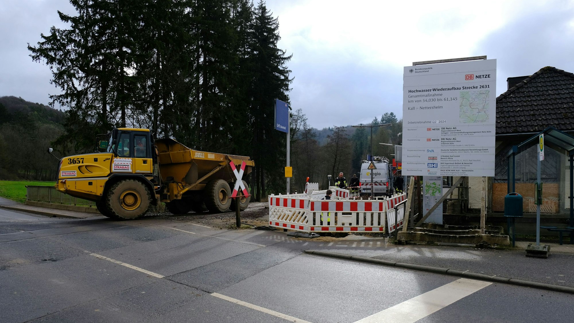 Bauarbeiten zum Wiederaufbau der Eifelstrecke: ein Muldenkipper am Bahnhof in Urft.