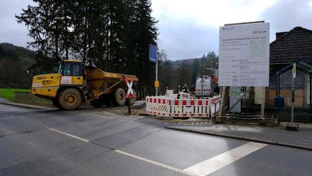 Bauarbeiten zum Wiederaufbau der Eifelstrecke: ein Muldenkipper am Bahnhof in Urft.