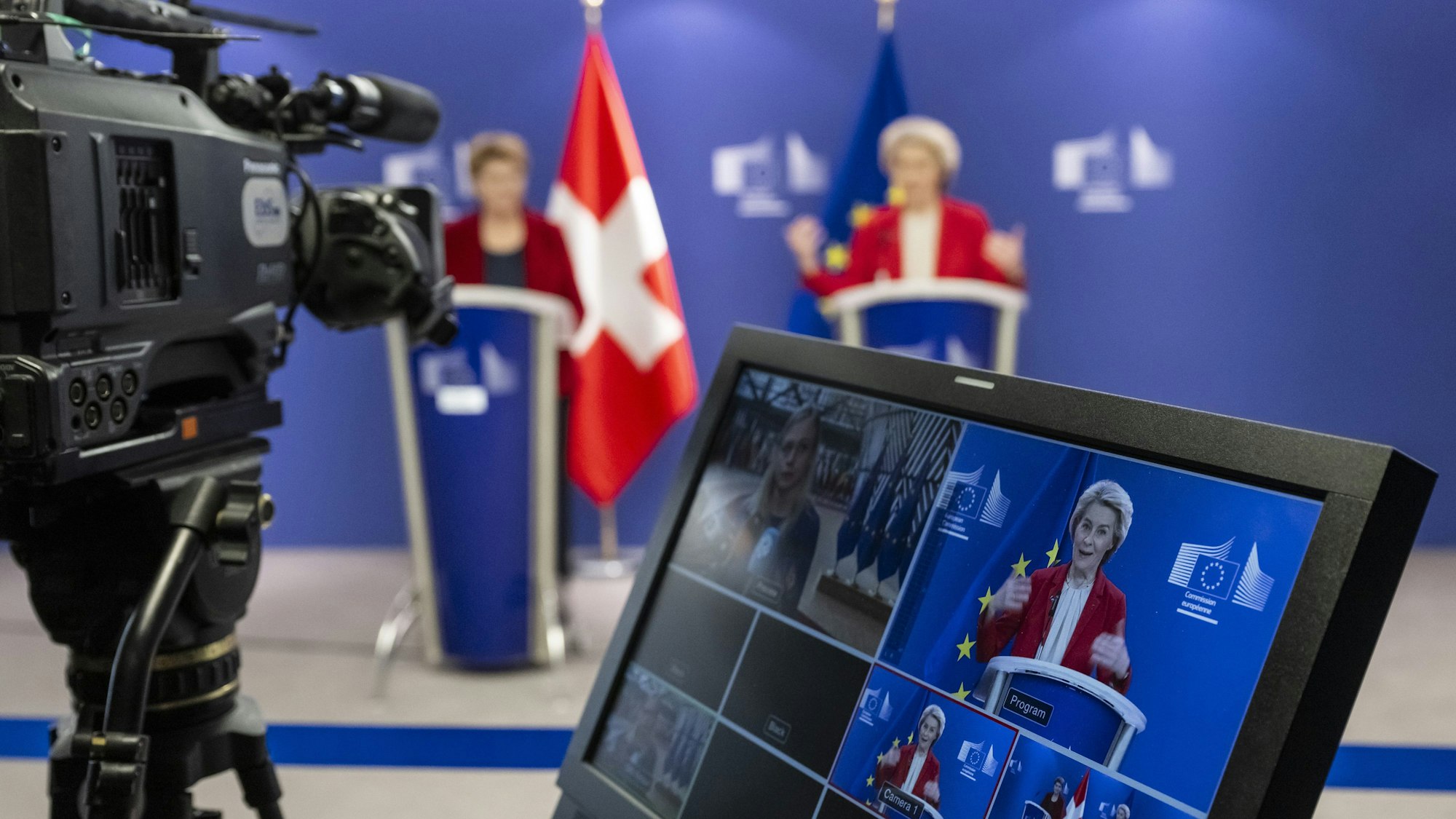 Viola Amherd (l.), Bundespräsidentin der Schweiz, und Ursula von der Leyen, Präsidentin der Europäischen Komission, sprechen am Sitz der EU-Kommissionin zu Journalisten.