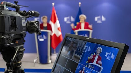 Viola Amherd (l.), Bundespräsidentin der Schweiz, und Ursula von der Leyen, Präsidentin der Europäischen Komission, sprechen am Sitz der EU-Kommissionin zu Journalisten.