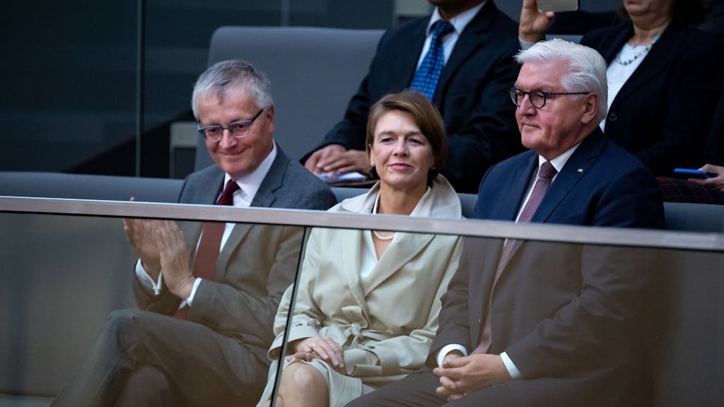 Bundespräsident Frank-Walter Steinmeier (r-l) und seine Frau Elke Büdenbender sitzen zusammen mit Stephan Steinlein, Chef des Bundespräsidialamts, im Mai 2019 in der Plenarsitzung anlässlich der Debatte zu 70 Jahre Grundgesetz im Deutschen Bundestag.&nbsp;