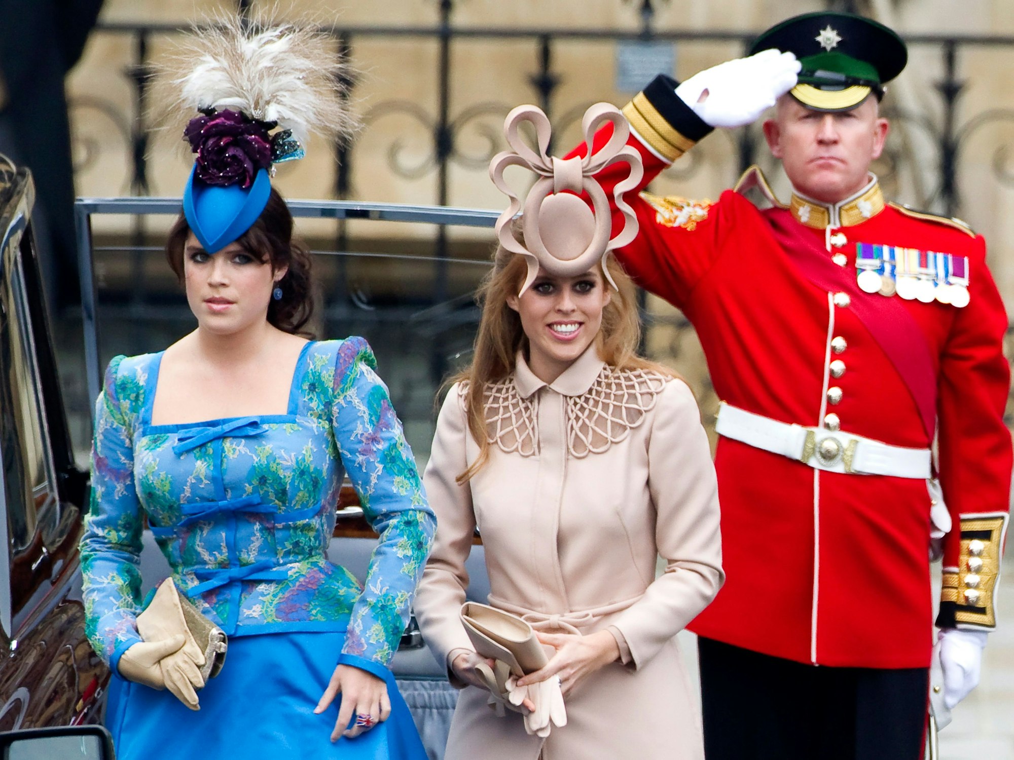 Diese Outfits gingen in die (Mode)-Geschichte ein. Prinzessin Eugenie und ihre Schwester Prinzessin Beatrice erschienen mit extravaganten Hüten zur Hochzeit ihres Cousins Prinz William mit Kate Middleton am  29 April 2011 in London.