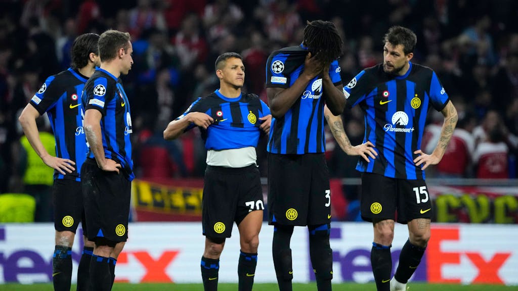 Die Spieler von Inter Mailand nach dem verlorenen Elfmeterschießen gegen Atlético Madrid.