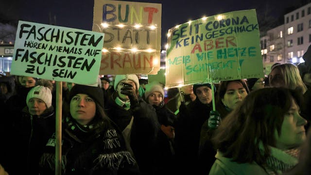 Köln: Demonstration auf dem Heumarkt mit dem Slogan „Gemeinsam gegen den Rechtsruck“. Zu sehen sind Demonstranten mit Plakaten.&nbsp;