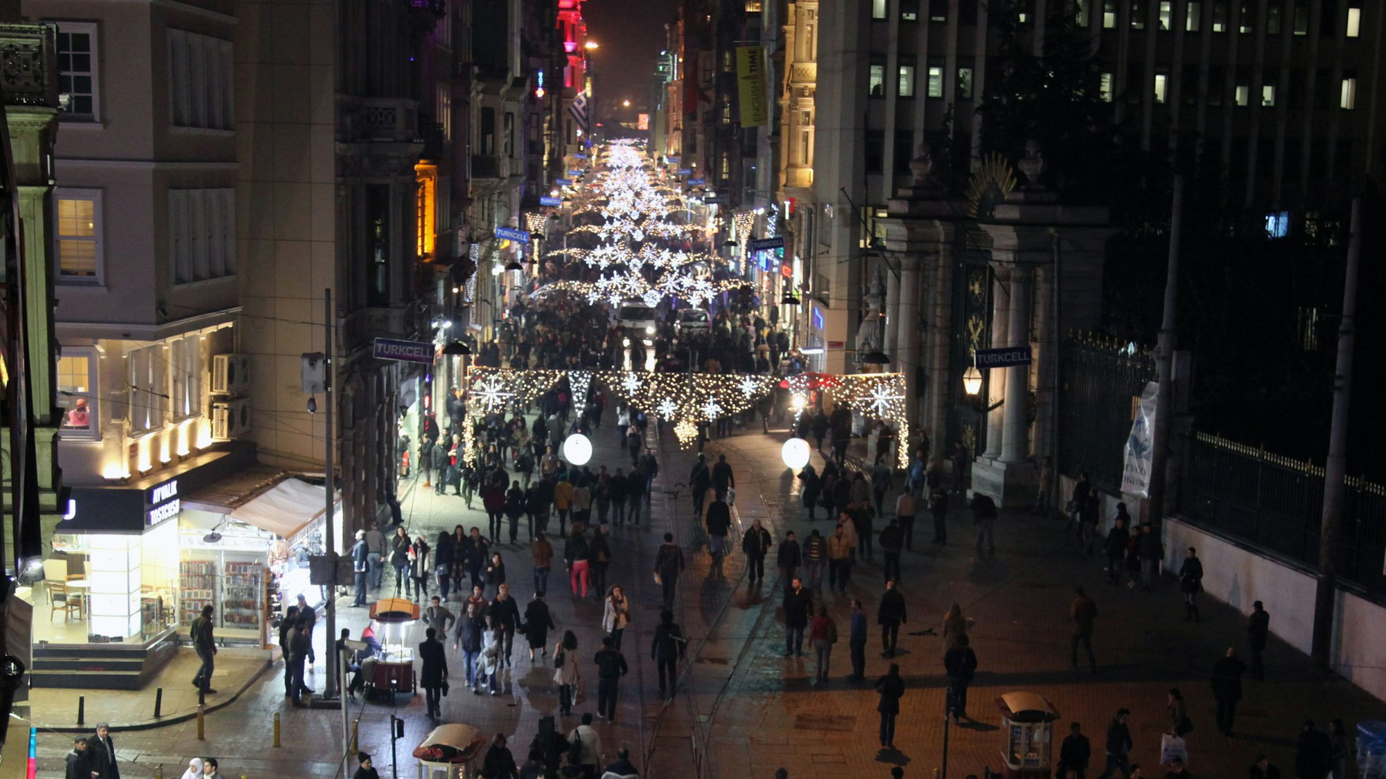 Weihnachtlich geschmückt ist die Einkaufsstraße Istiklal Caddesi im türkischen Istanbul