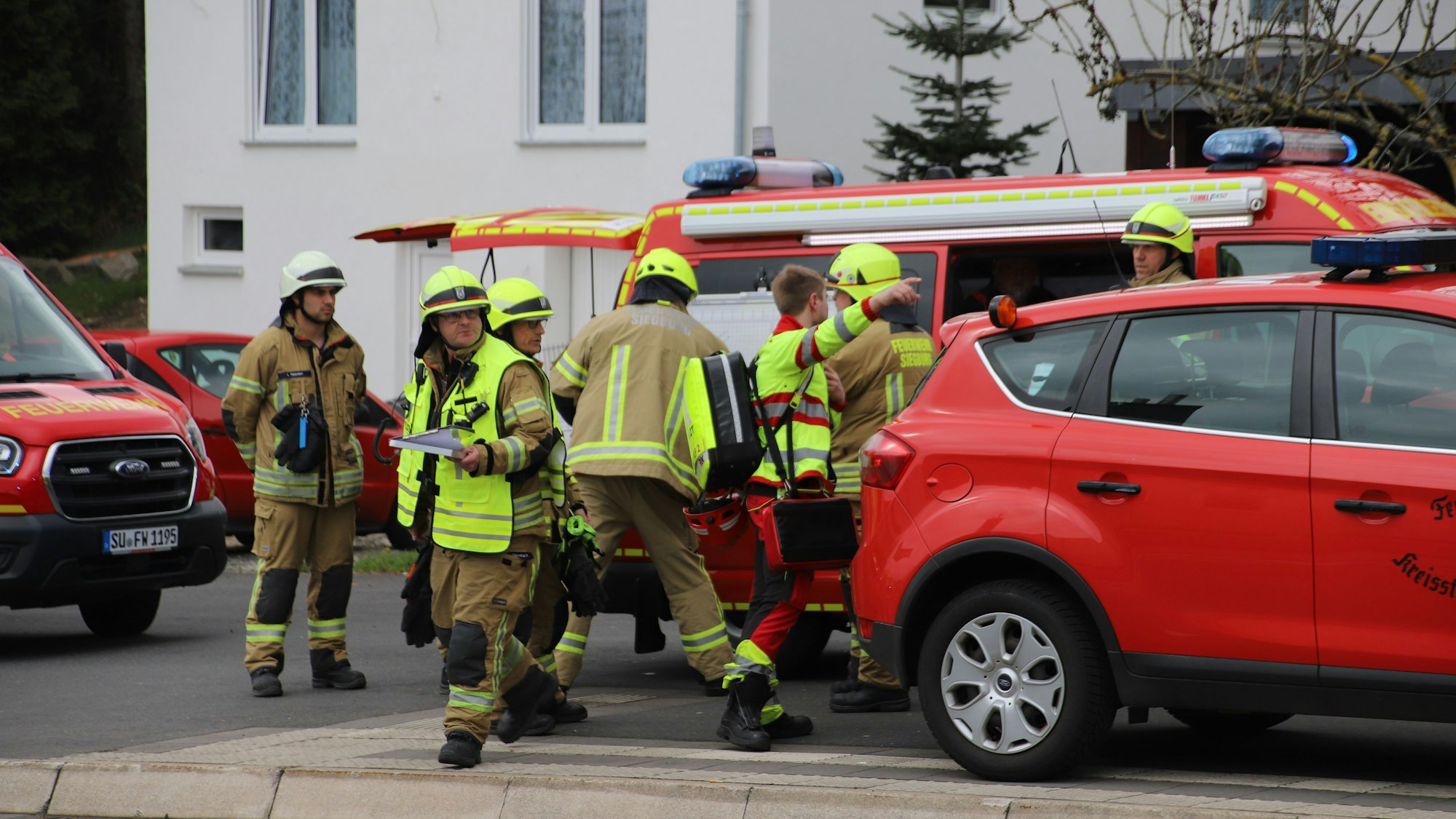 Die Belastungen für die hauptamtlichen Feuerwehrleute, wie hier bei einem Einsatz in Siegburg, sind hoch.